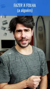 Fazer a folha a alguém