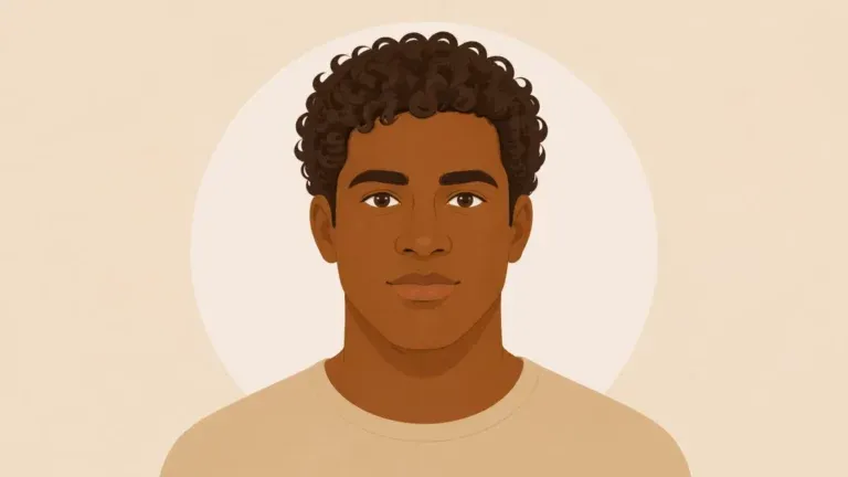 O Júlio tem cabelo encaracolado