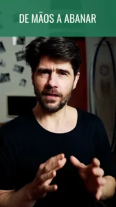 De mãos a abanar